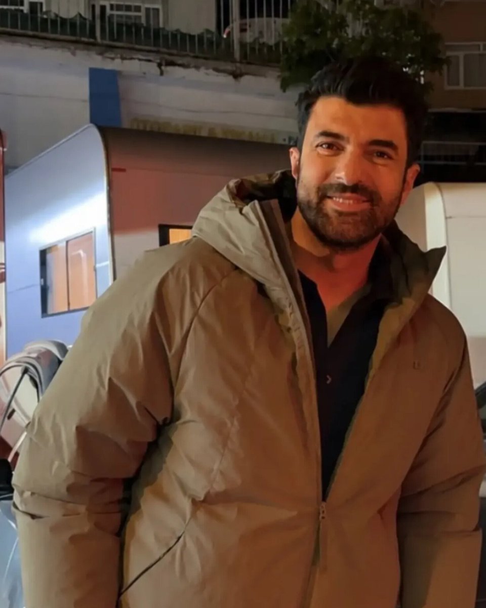 karabatakaal's tweet photo. A lucky fan shares a memorable moment with Engin Akyürek behind the scenes of "Old Money" Season 2. ✨🎬
#EnginAkyürek #OldMoney https://t.co/c4sQf8v53A
