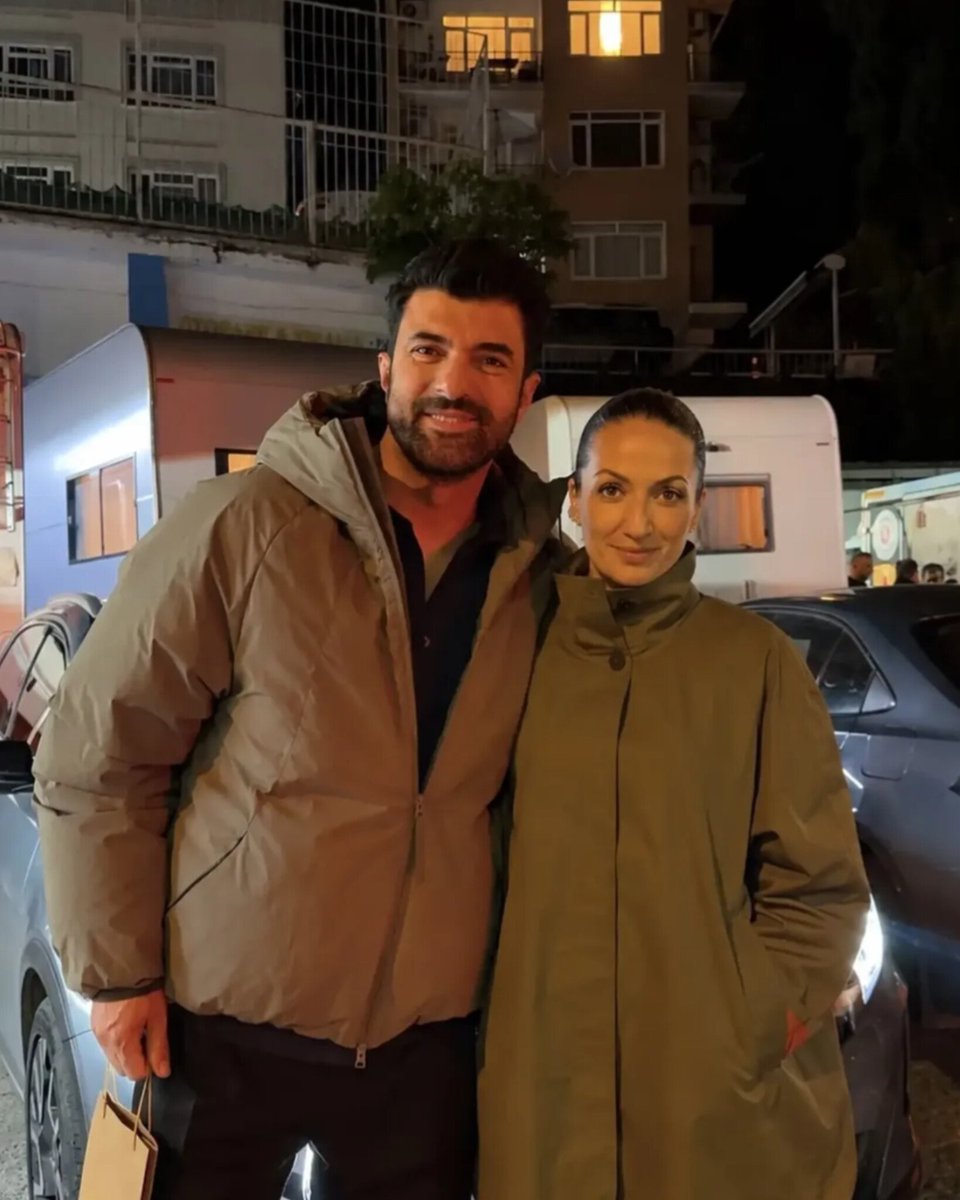 karabatakaal's tweet photo. A lucky fan shares a memorable moment with Engin Akyürek behind the scenes of "Old Money" Season 2. ✨🎬
#EnginAkyürek #OldMoney https://t.co/c4sQf8v53A