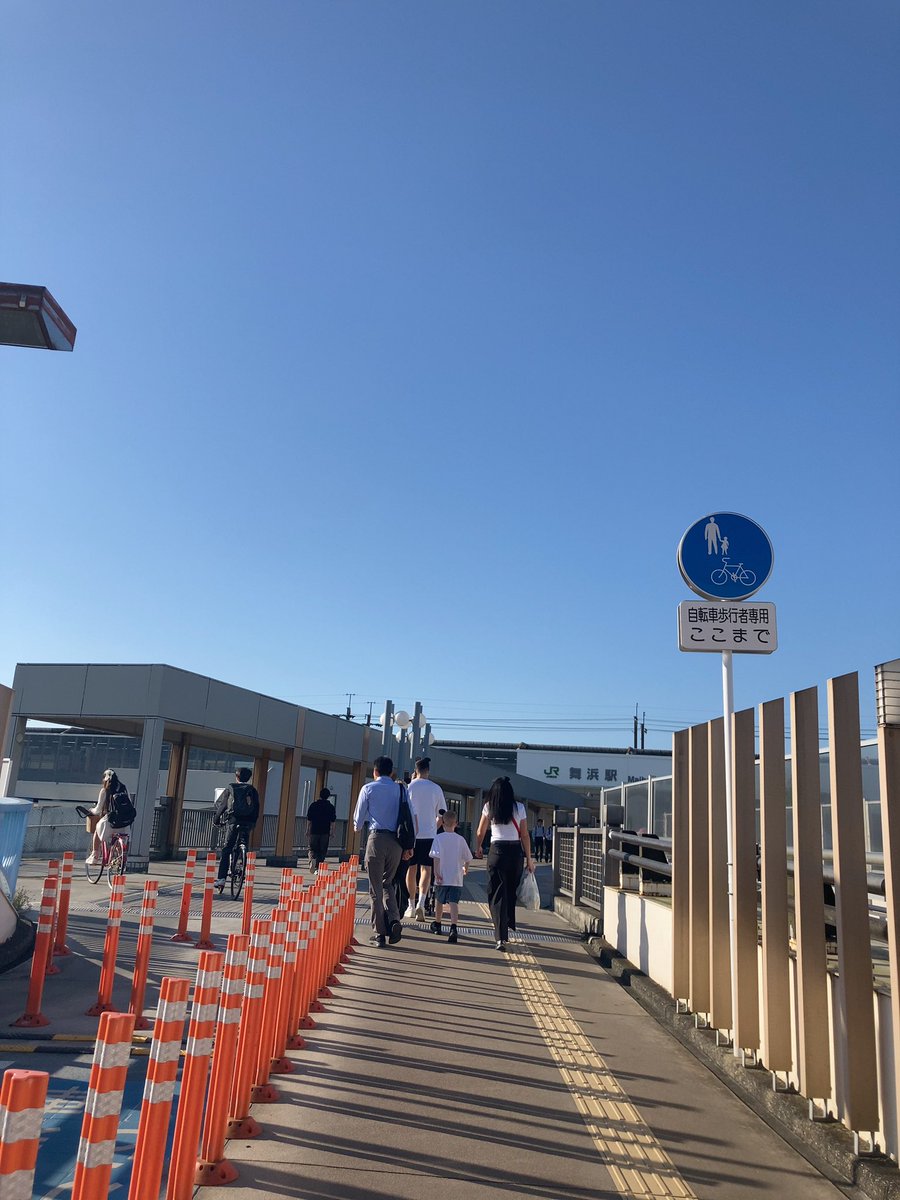 pluwota's tweet photo. 2ヶ月記念日。

なんだかずいぶん久しぶりな気がする雲ひとつない青空な舞浜（霞んではいる）
人出も気持ち多めな気がする。 https://t.co/rGJq4ba99k