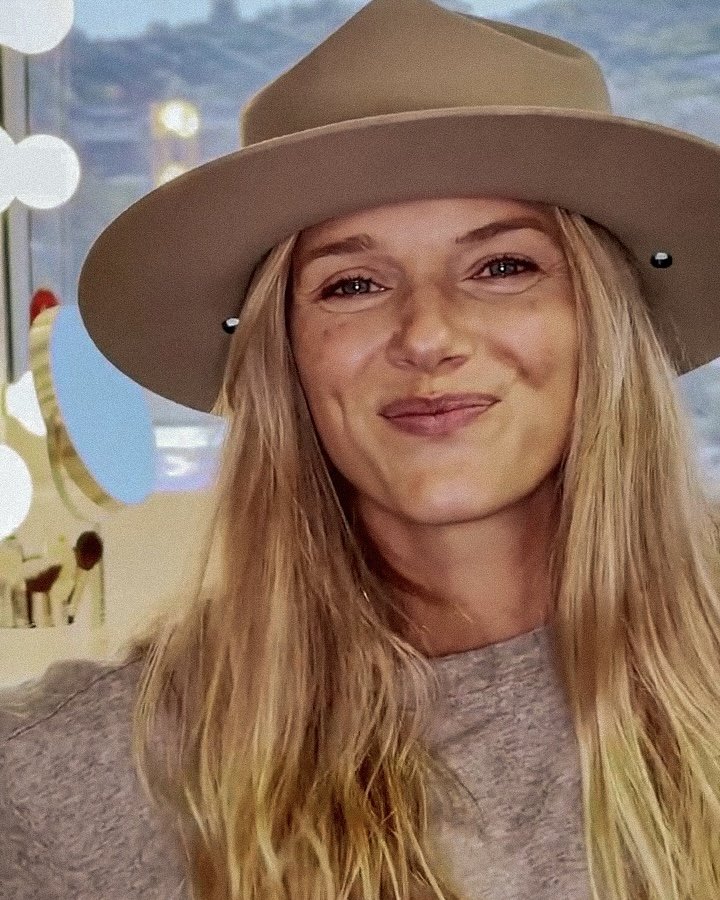 realjayhalstead's tweet photo. Congratulations to my ex - wife Hailey Upton on the renewal of #annaPigeon. I'm so beyond proud of you baby. https://t.co/yrOcO5KXMR