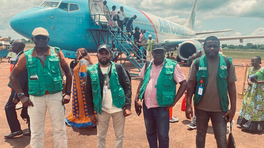 KalambayNt's tweet photo. À Gemena, dans le Sud-Ubangi, l’équipe d’Africa CDC a échangé avec les autorités locales et les équipes provinciales dans le cadre de l’appui à la riposte contre Ebola.

Objectif : renforcer la coordination et l’appui dans les zones de santé prioritaires. https://t.co/YFkbxxIYqC