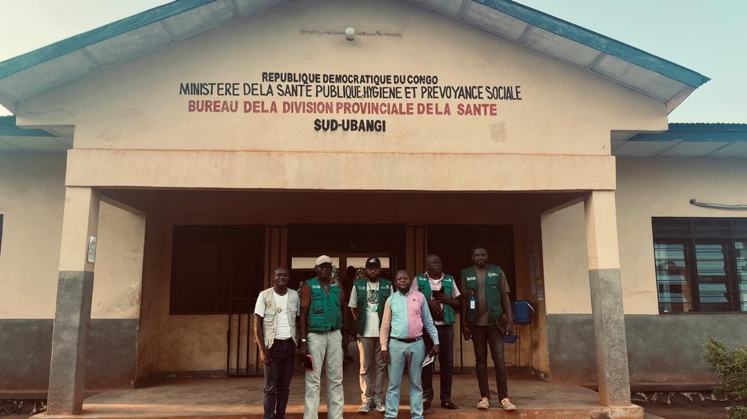 KalambayNt's tweet photo. À Gemena, dans le Sud-Ubangi, l’équipe d’Africa CDC a échangé avec les autorités locales et les équipes provinciales dans le cadre de l’appui à la riposte contre Ebola.

Objectif : renforcer la coordination et l’appui dans les zones de santé prioritaires. https://t.co/YFkbxxIYqC