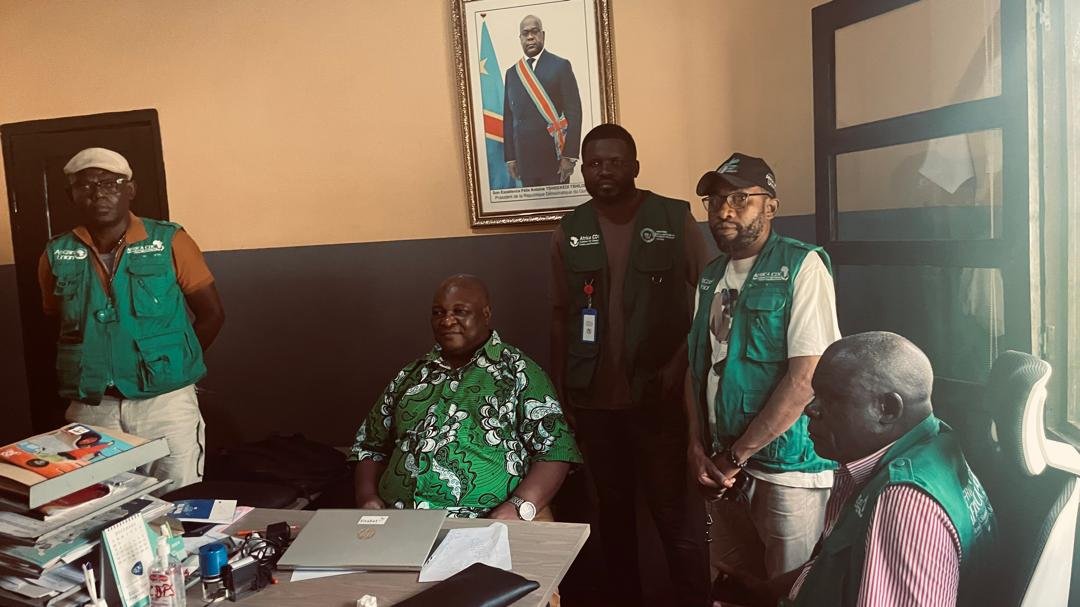 KalambayNt's tweet photo. À Gemena, dans le Sud-Ubangi, l’équipe d’Africa CDC a échangé avec les autorités locales et les équipes provinciales dans le cadre de l’appui à la riposte contre Ebola.

Objectif : renforcer la coordination et l’appui dans les zones de santé prioritaires. https://t.co/YFkbxxIYqC