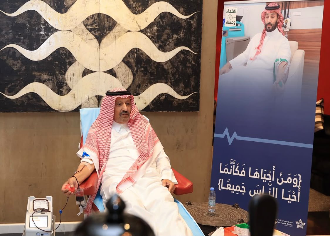 Emara_Albaha's tweet photo. سمو الأمير الدكتور #حسام_بن_سعود_بن_عبدالعزيز أمير منطقة الباحة يشارك في الحملة الوطنية للتبرع بالدم التي أطلقها سمو ولي العهد، مؤكداً أهمية التفاعل مع هذه المبادرة الإنسانية لتعزيز قيم العطاء والتضامن الاجتماعي.

#حملة_ولي_العهد_للتبرع_بالدم
#إمارة_منطقة_الباحة https://t.co/bO4dmBCeeq