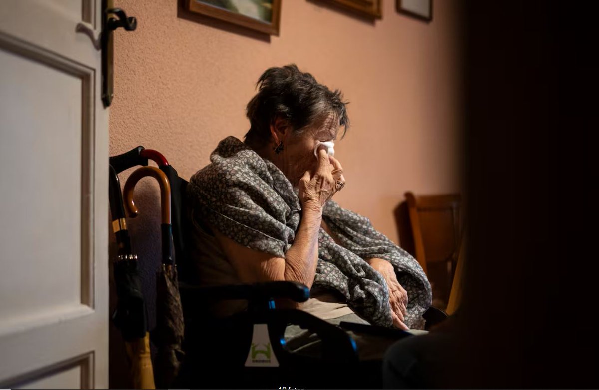 Rafael_Narbona's tweet photo. Grabiel Rufián ha comentado la muerte de Maricarmen con un contundente "hijos de puta". Ya sé que no es muy original, pero creo que se podría añadir: "¡Qué grandísimos hijos de puta!". El fascismo cada vez está más desinhibido y se ríe de las protestas ciudadanas. Qué impotencia.