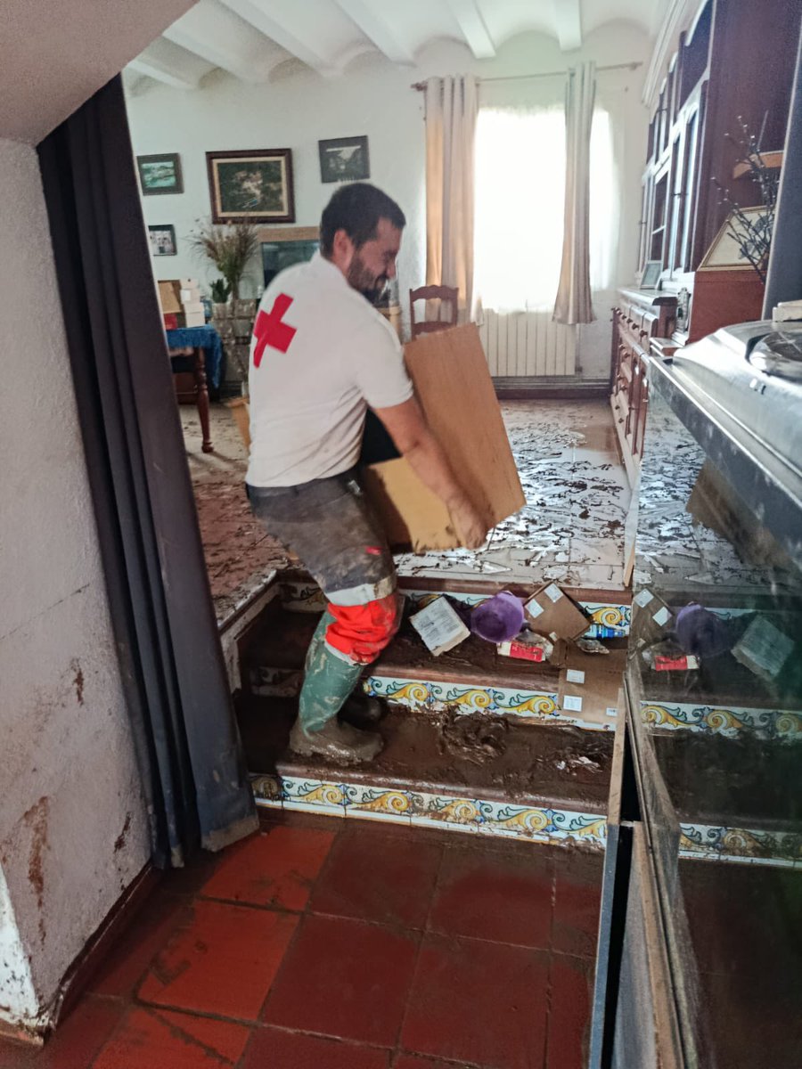CreuRojaCAT's tweet photo. 🔴 Els nostres equips activats a Alcover, a l’Alt Camp, per dur a terme tasques de recuperació i neteja dels domicilis afectats pels episodis de pluges torrencials.

⚠️Emergència #INUNCAT https://t.co/PwnN9DBidX
