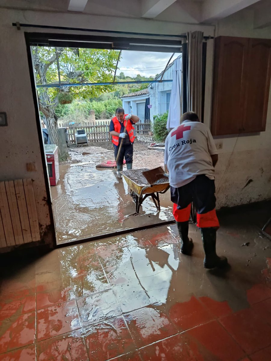CreuRojaCAT's tweet photo. 🔴 Els nostres equips activats a Alcover, a l’Alt Camp, per dur a terme tasques de recuperació i neteja dels domicilis afectats pels episodis de pluges torrencials.

⚠️Emergència #INUNCAT https://t.co/PwnN9DBidX