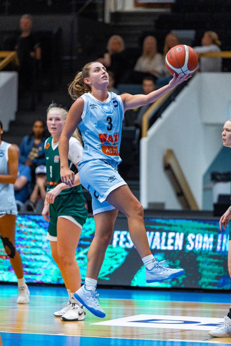 MaximumHoops's tweet photo. Super proud of lifetime Maximum Hoops Hallie Cowan ) who is playing for  Östersund Basket  in Sweden's 🇸🇪 Top Division ! Pictured right before she left for her journey, and now in her very first professional game!! So happy for you Hallie! @cowan_hallie4 https://t.co/FVQG7RChcc