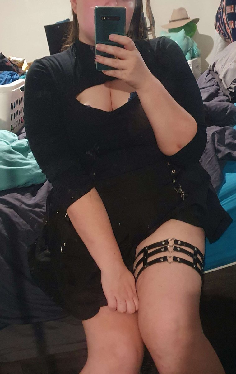 Squishy_Aussie's tweet photo. Rooms a bit of a mess, but I felt cute! I wonder how people on this app feel about bigger girls? 
#biggirl #bbw https://t.co/7kVmSYi5CL
