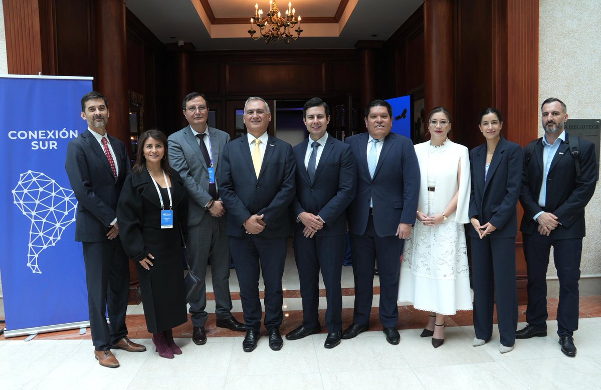 MIT_Ecuador's tweet photo. #Pichincha |  El viceministro de Tecnologías de la Información y Comunicación, Ricardo Gutiérrez, expuso las acciones impulsadas por el Gobierno Nacional para fortalecer el desarrollo de las TIC en Ecuador, en el GET Forum Global Entrepreneurship & Technology for Latin America and the Caribbean.

El objetivo es construir un ecosistema digital que:

✅ Impulse las habilidades digitales.
✅ Acerque la tecnología a los ecuatorianos.
✅ Promueva servicios de calidad.
✅ Facilite la inclusión digital.
✅ Fortalezca el equipamiento tecnológico.
✅ Refuerce la ciberseguridad.

En este marco, destacó los esfuerzos conjuntos entre los sectores público y privado para reducir las brechas digitales, ampliar la conectividad e impulsar el comercio electrónico y el desarrollo de nuevas tecnologías.

Nuestra labor tiene rostro humano: trabajamos para responder a las necesidades de los ciudadanos y hacer de la tecnología una herramienta que genere oportunidades y aporte al desarrollo del país.