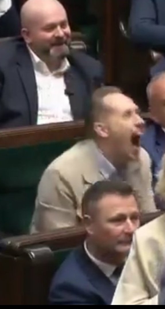 Pioter1269's tweet photo. Odnośnie "występów" @KonradBerkowicz. Brakuje tylko, żeby publicznie zdjął gacie i zaczął drapać się po jajach. Poza tym,  wszystko rodem z epoki "walki o ogień" już bylo. https://t.co/A9ygFyH2Ov