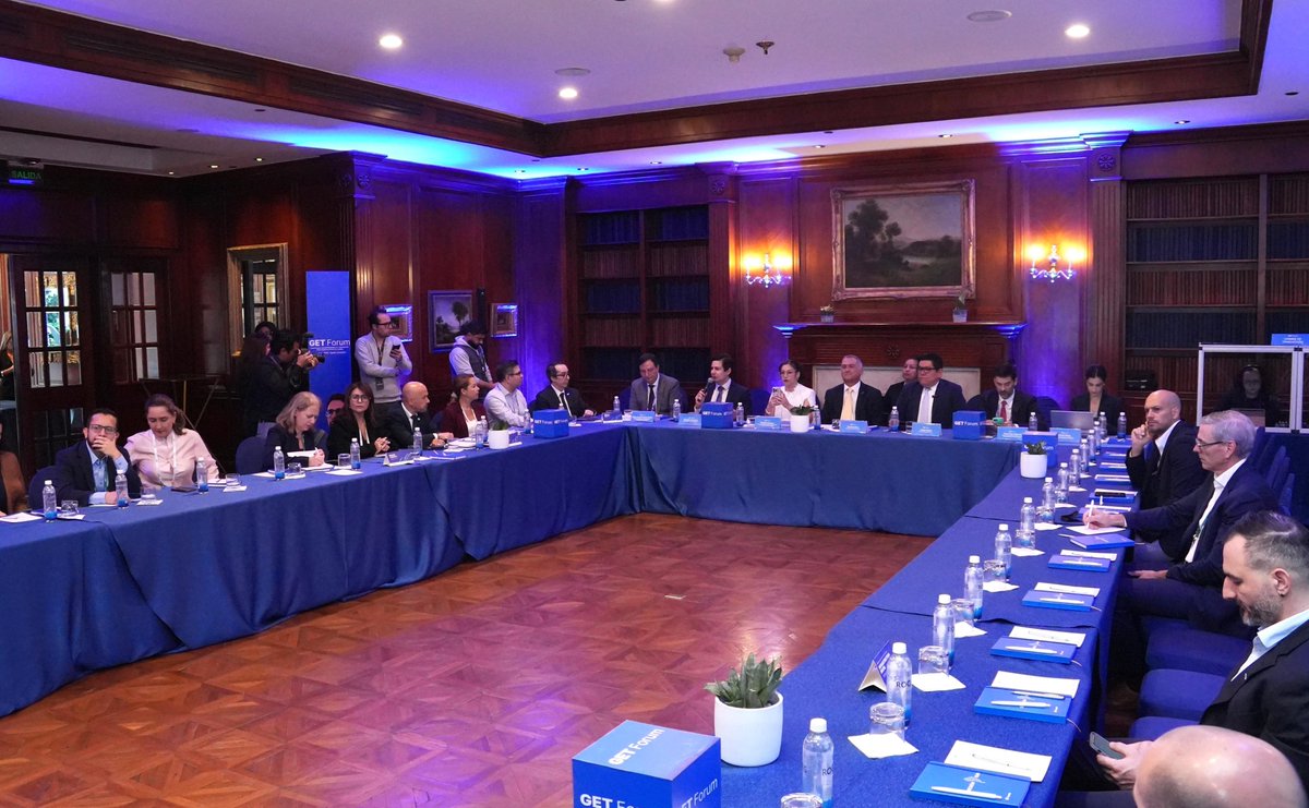 MIT_Ecuador's tweet photo. #Pichincha |  El viceministro de Tecnologías de la Información y Comunicación, Ricardo Gutiérrez, expuso las acciones impulsadas por el Gobierno Nacional para fortalecer el desarrollo de las TIC en Ecuador, en el GET Forum Global Entrepreneurship & Technology for Latin America and the Caribbean.

El objetivo es construir un ecosistema digital que:

✅ Impulse las habilidades digitales.
✅ Acerque la tecnología a los ecuatorianos.
✅ Promueva servicios de calidad.
✅ Facilite la inclusión digital.
✅ Fortalezca el equipamiento tecnológico.
✅ Refuerce la ciberseguridad.

En este marco, destacó los esfuerzos conjuntos entre los sectores público y privado para reducir las brechas digitales, ampliar la conectividad e impulsar el comercio electrónico y el desarrollo de nuevas tecnologías.

Nuestra labor tiene rostro humano: trabajamos para responder a las necesidades de los ciudadanos y hacer de la tecnología una herramienta que genere oportunidades y aporte al desarrollo del país.