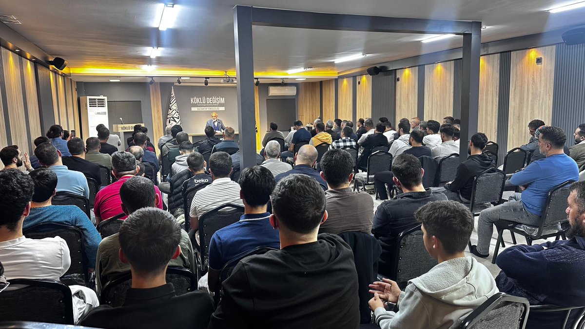 KokluDegisim27's tweet photo. Köklü Değişim Gaziantep Temsilciliğimizde "Mugalatalar ve İhanetle Geçen 3 Yıl: GAZZE" Başlıklı panelimizi yoğun katılım ile gerçekleştirdik. 

Furkan Şahin'in selamlama konuşması ile başlayan panelimiz kuran tilaveti, sinevizyon gösterimi ve şiir dinletisi ile devam etti. 
Akabinde konuşmalarını gerçekleştirmesi için Ömer Salman kürsüye davet edildi. 

Salman Sunumunda:
Gazze meselesinin şer güçler tarafından mugalatalar neticesiyle asıl odağından saptırılmak istenmesi tehlikesine karşı müslümanların uyanık olması gerektiği, 
Ümmeti Muhammedin, Filistin davasına olan bağlılığını ve rüştünü ispat ettiği lakin İslam beldeleri yöneticilerinin kınamak dışında hiçbir somut adım atmamaları hatta ABD'nin iki devletli çözümünü meşru göstererek müslümanlara dayatmaları konu edildi... 
Filistin ve dahi işgal altında olan tüm islam beldelerinin kurtuluşunun Raşidi Hilafet Devleti'nin ikamesiyle mümkün olacağı vurgulandı.
#GazzeninVebali