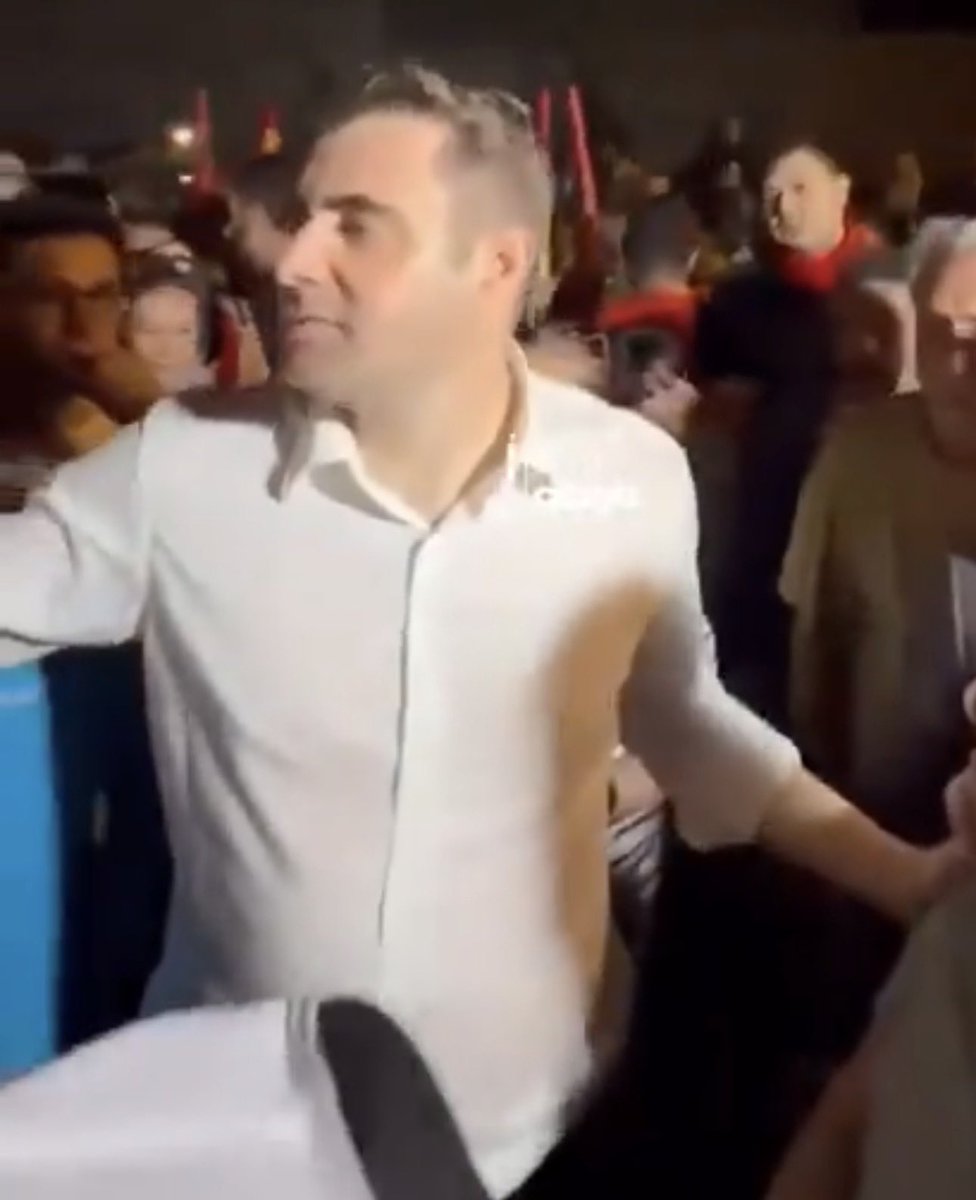 durusmasavcisi's tweet photo. İzmir’deki protestolar sırasında YENİ Parti İl Başkanı Çağatay Güç, öfkeli kalabalığa dağılma çağrısında bulundu.

— Halk tepki gösterdi: “Anca fotoğraf çektirmeyi biliyorsunuz çünkü kapasiteniz yok.”