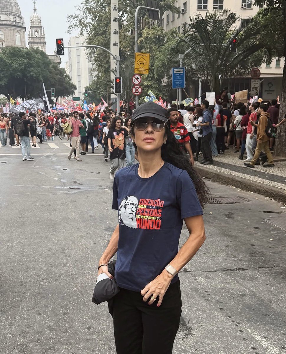ZAMENZA's tweet photo. Marisa Monte na manifestação de estudantes a favor de Lula e contra Flávio Bolsonaro no centro do RJ. https://t.co/luAeNjqeSy