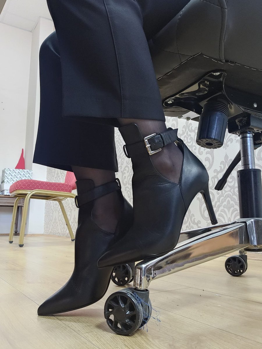 cerothegoddess's tweet photo. Uslu bir köpek ol ve ayaklarımın dibine gel. 

#bdsm #fetish #mistress #türksahibe #finansalköle #paypig https://t.co/y3DvVES4hv