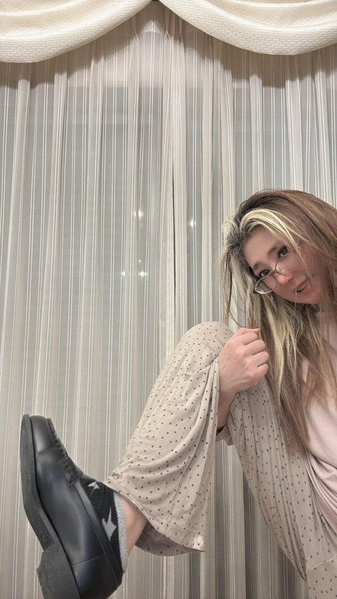ayakakkokari's tweet photo. 寝起きボンバイエ🔥
LIVE前は家でもローファー👞
髪は自由奔放、足元だけは優等生です🤣💛

10日(土)上野アルテマにてLIVE💛 https://t.co/xwwR0wUGCI