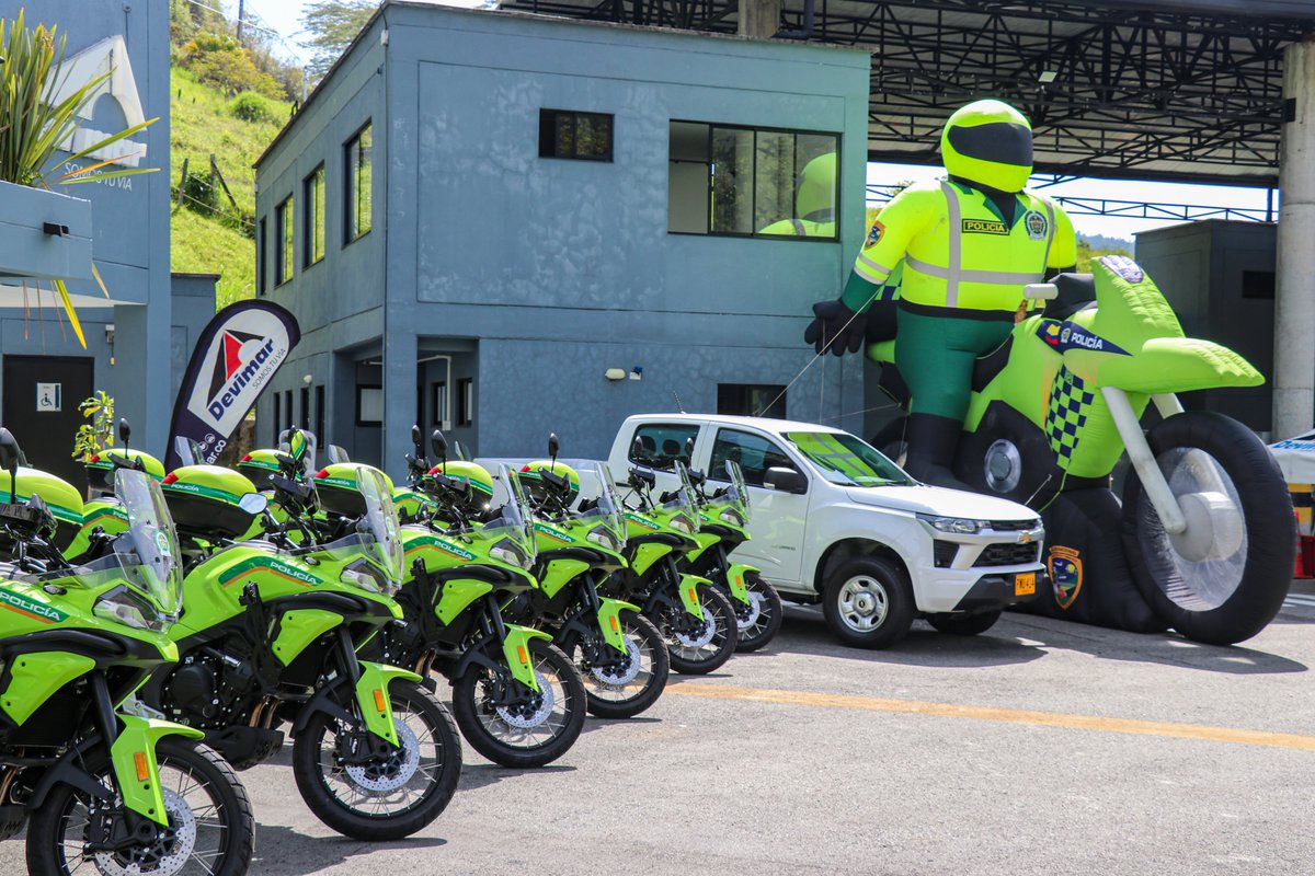 Devimar_SAS's tweet photo. Más presencia, prevención y seguridad en la vía 🤝

👮En Devimar entregamos 21 vehículos a la DITRA en el marco del acuerdo de cooperación con la Policía Nacional, para fortalecer la capacidad operativa y la presencia de las autoridades en la Autopista al Mar 1.

#SomosTuVía https://t.co/m0rqotcax5