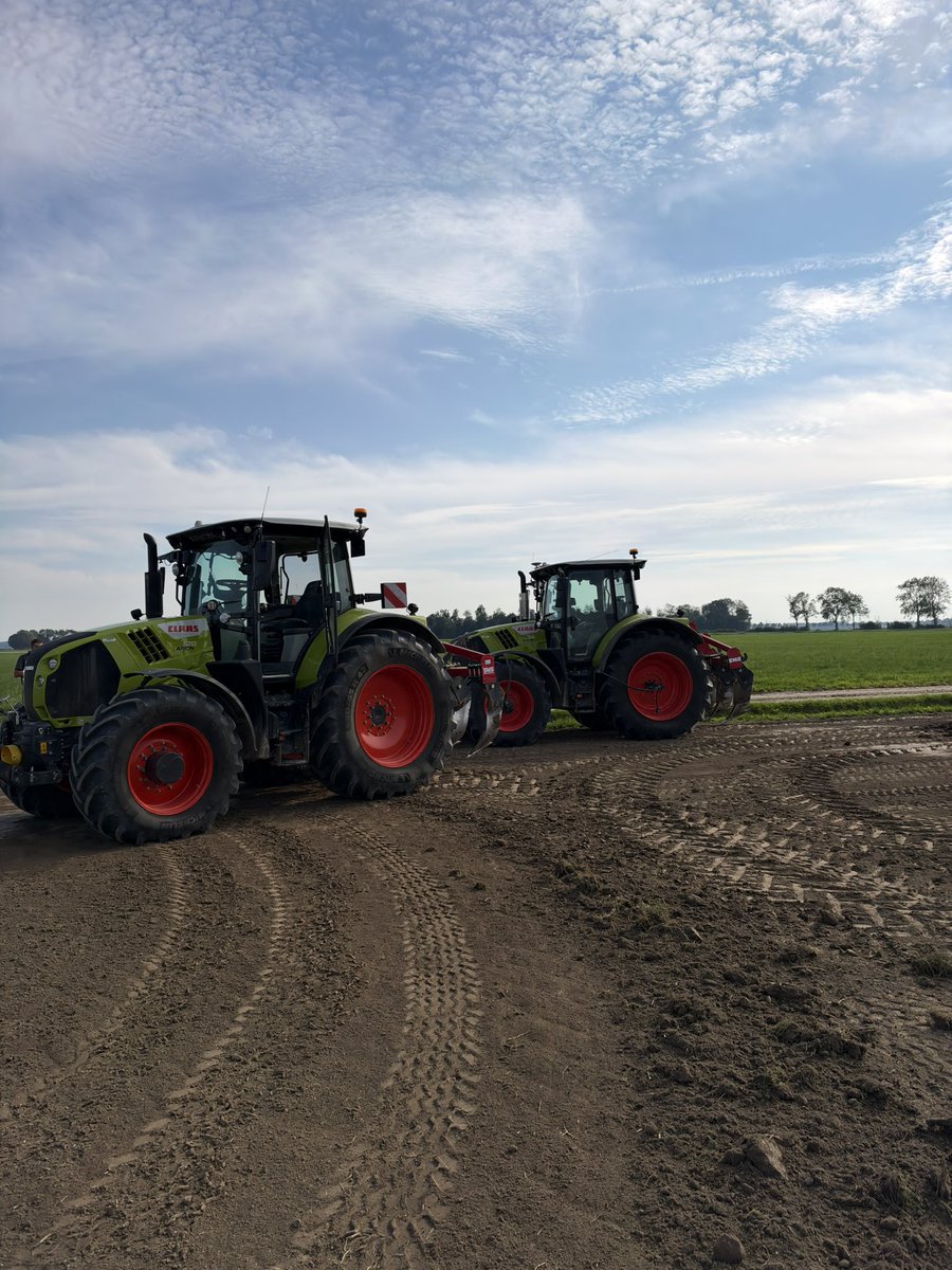 gerraldn's tweet photo. 🚜 Vandaag het aardappelland gekilverd en daarna gelijk losgetrokken. Zo kan het water mooi weg, als het komt.
Weer een mooi stukje land klaar voor het volgende seizoen! 💪
#aardappelen #akkerbouw #boeren #trekker #claas #fendt #ap https://t.co/ZTOkDMhrYC