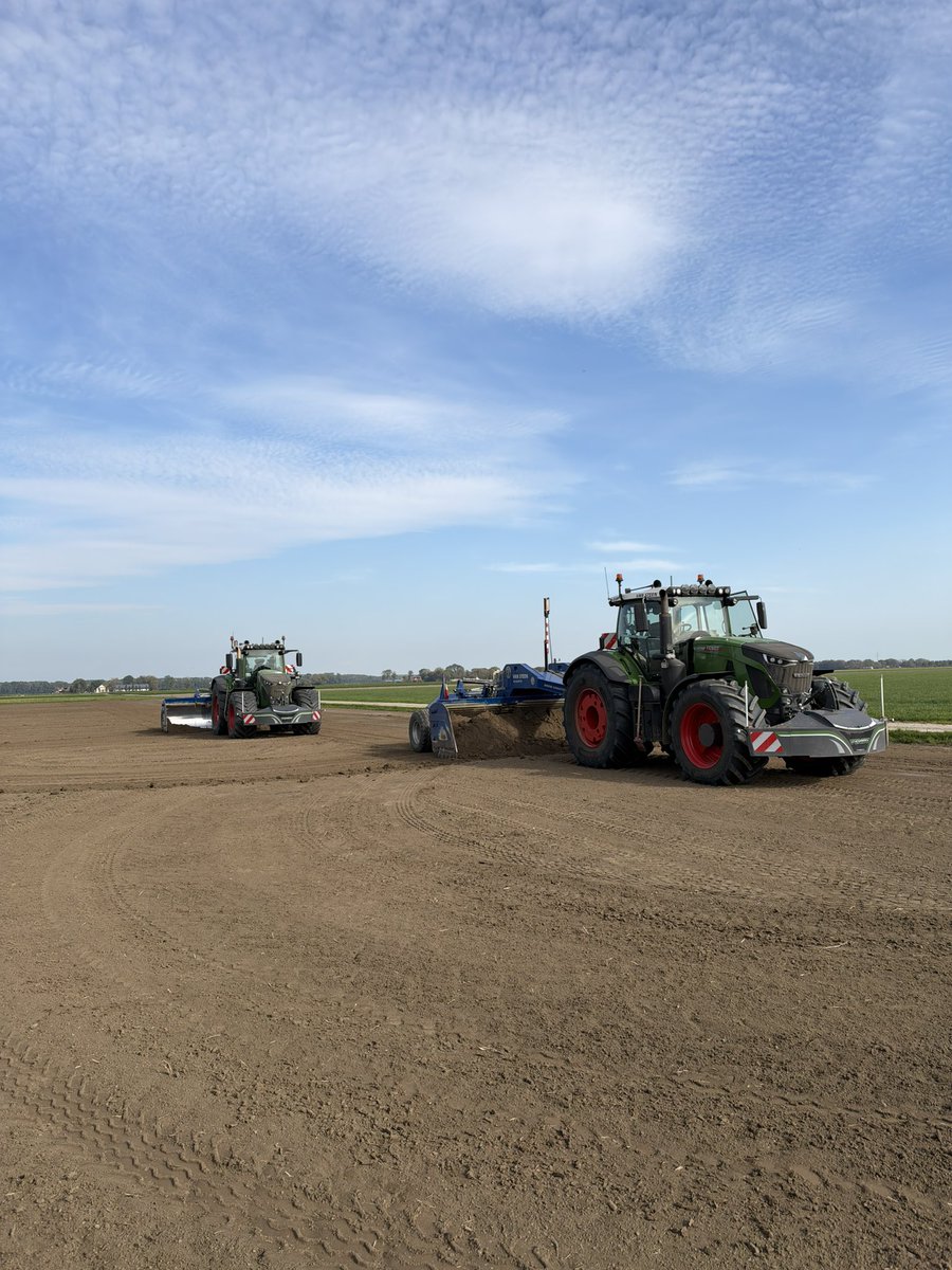 gerraldn's tweet photo. 🚜 Vandaag het aardappelland gekilverd en daarna gelijk losgetrokken. Zo kan het water mooi weg, als het komt.
Weer een mooi stukje land klaar voor het volgende seizoen! 💪
#aardappelen #akkerbouw #boeren #trekker #claas #fendt #ap https://t.co/ZTOkDMhrYC