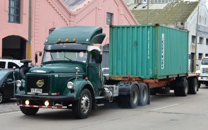 IsleMason666's tweet photo. Still working 💪 real old skool trucking
#Volvo #Volvotruck #Volvotrucks #VolvoN88 #Dieselgypsy #Oldskool #Oldskooltrucking #Oldschooler #Bullnose #Greenmachine https://t.co/iXyWS2bu5y