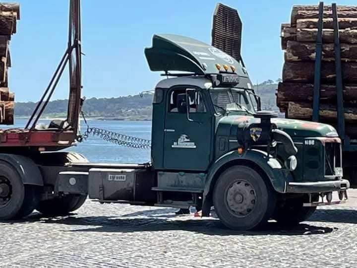 IsleMason666's tweet photo. Still working 💪 real old skool trucking
#Volvo #Volvotruck #Volvotrucks #VolvoN88 #Dieselgypsy #Oldskool #Oldskooltrucking #Oldschooler #Bullnose #Greenmachine https://t.co/iXyWS2bu5y
