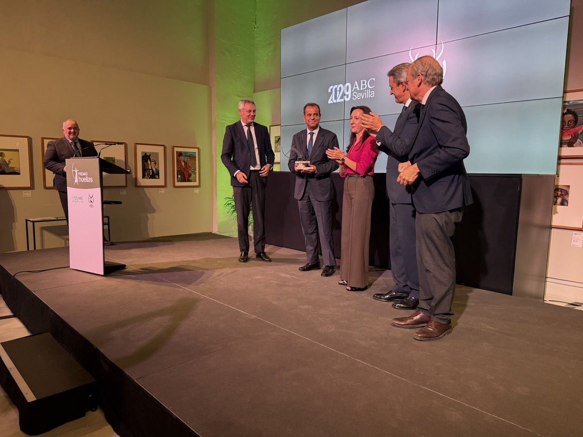 andaluciacaza's tweet photo. 🟢Hoy hemos celebrado la II edición del Premio Huellas, que la #fac otorga junta a @abcdesevilla
La Radio y Televisión de Andalucía (RTVA) recibe este galardón por la decidida apuesta de @canalsur por la divulgación rigurosa, responsable y en positivo de la caza en Andalucía https://t.co/1Bq0Aw9XmF