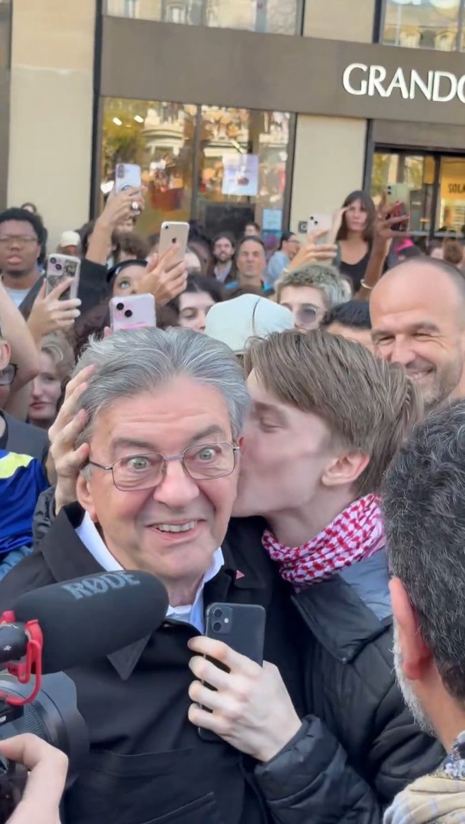 Vatp8f's tweet photo. @CommanderTorenn Il sait où mettre sa langue... https://t.co/XkNn1ZL5Vt