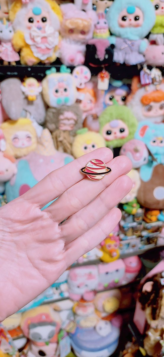 Miichel701's tweet photo. #pin #pins #collectibles #collector #collection #kidcore #kidwave #brooch #toycore #toywave #accessories #metalpins #enamel #enamelpins #enamelpin #resin #softenamelpins #lapelpins #kawaii #aesthetic #saturn #style #fashion #pinset #kawaii #kuromi #sanrio #sanriocharacters #heart https://t.co/sP4dPDy0UB