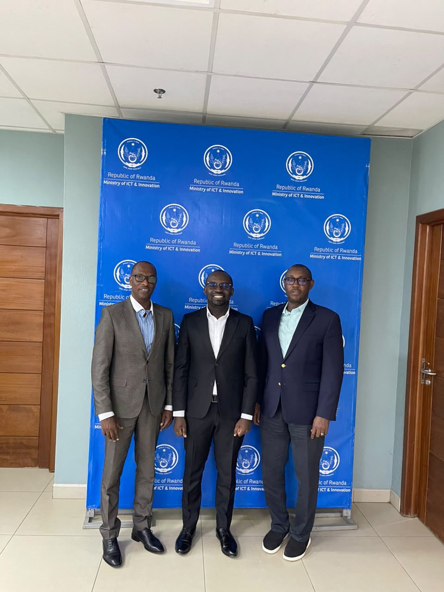 RCID_centre's tweet photo. Today, the RCID management team met with the Permanent Secretary of MINICT to strategize the deployment of digital innovation in Food Basket Sites across Rwanda. The initiative aims to boost farm productivity and improve data access. #ROPAAS #MINICT #DigitalAgriculture #MINAGRI https://t.co/wJkipyBTEj