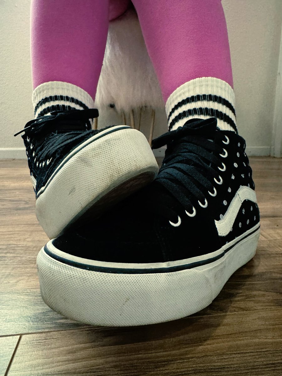 SerenasSneakers's tweet photo. Vans sneakers or soles? https://t.co/AZcnQGppI3