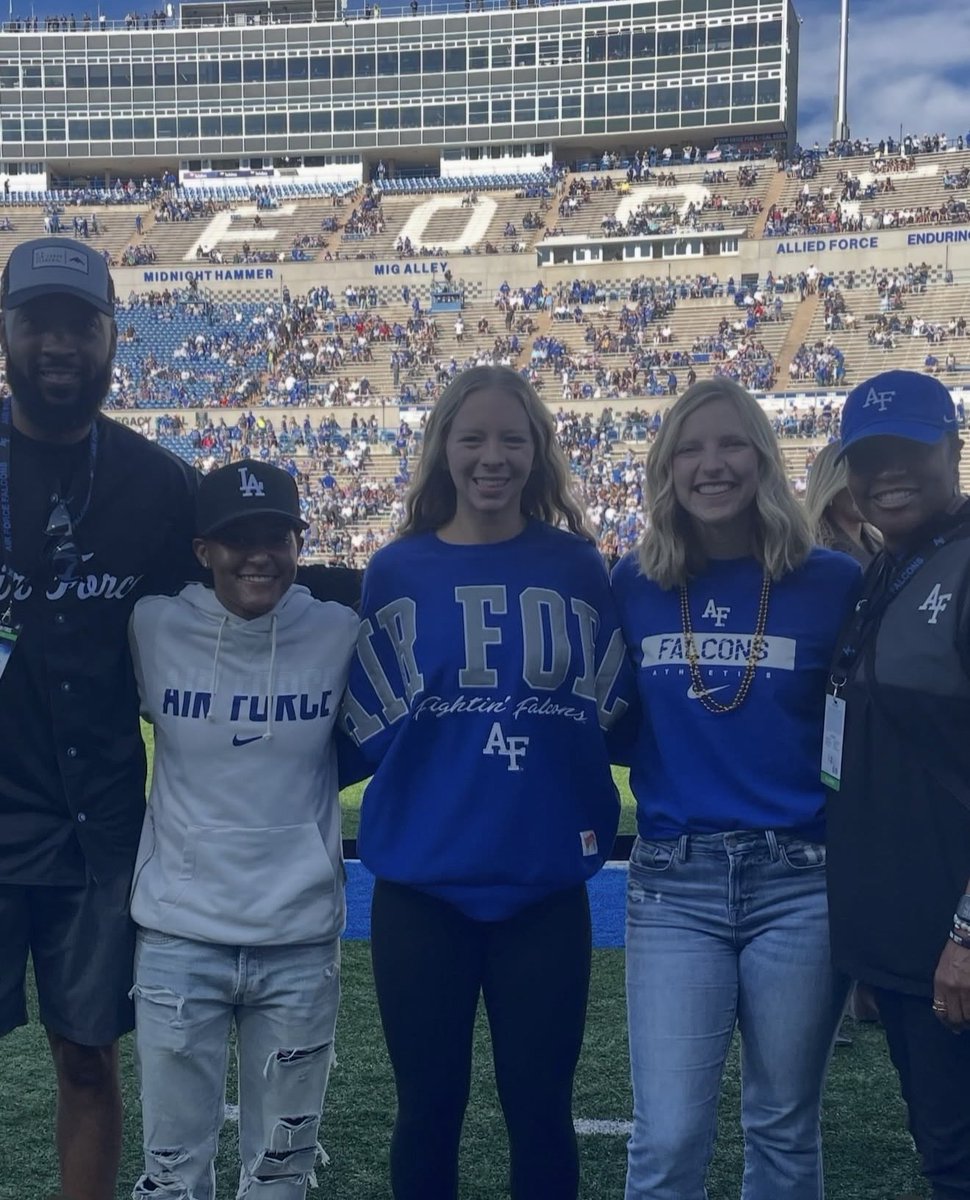 AudreySims2028's tweet photo. I had a great time visiting @AF_WBB  Thank you to @mcintyre_stacy  @coachDBrooks_ and the entire coaching staff for all of the time you spent with my mom and I this past weekend! ⚡️🔵⚪️🇺🇸 https://t.co/zCI9bpcQJ5