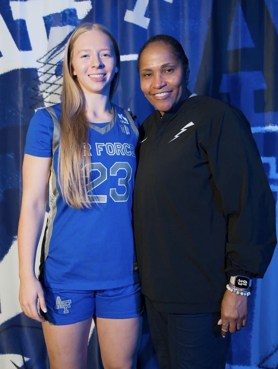 AudreySims2028's tweet photo. I had a great time visiting @AF_WBB  Thank you to @mcintyre_stacy  @coachDBrooks_ and the entire coaching staff for all of the time you spent with my mom and I this past weekend! ⚡️🔵⚪️🇺🇸 https://t.co/zCI9bpcQJ5