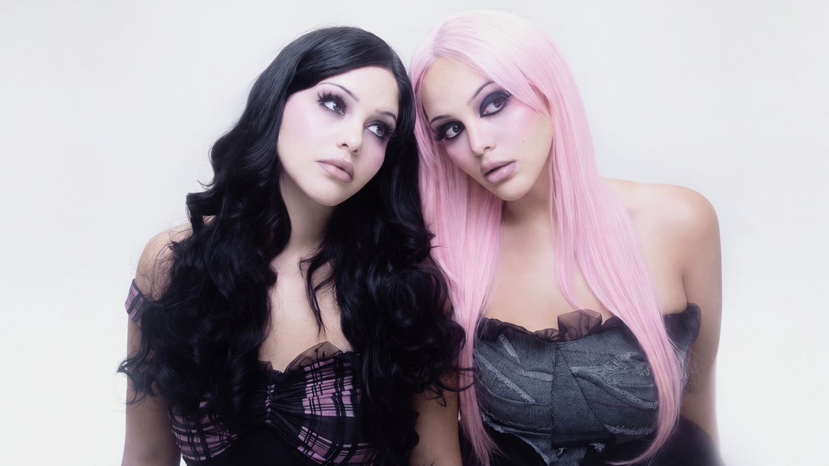 Revolvermag tweet picture