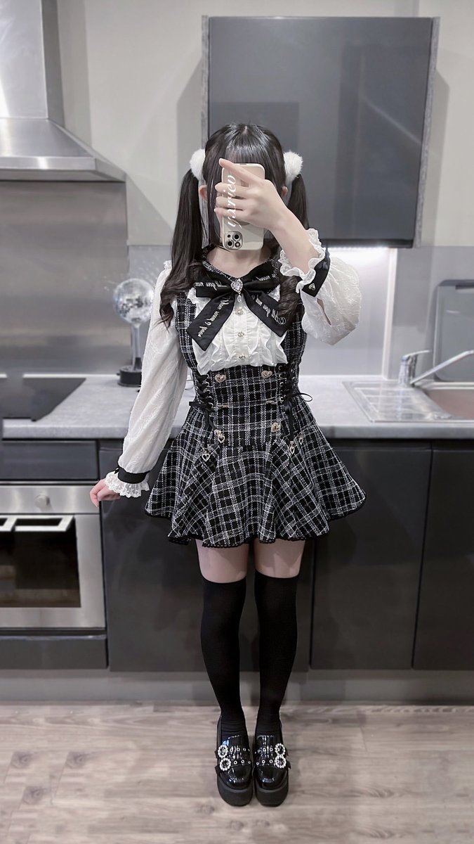 jiraikei's tweet photo. im 21 and ill wear whatever i like thx https://t.co/E5BJllPwuT