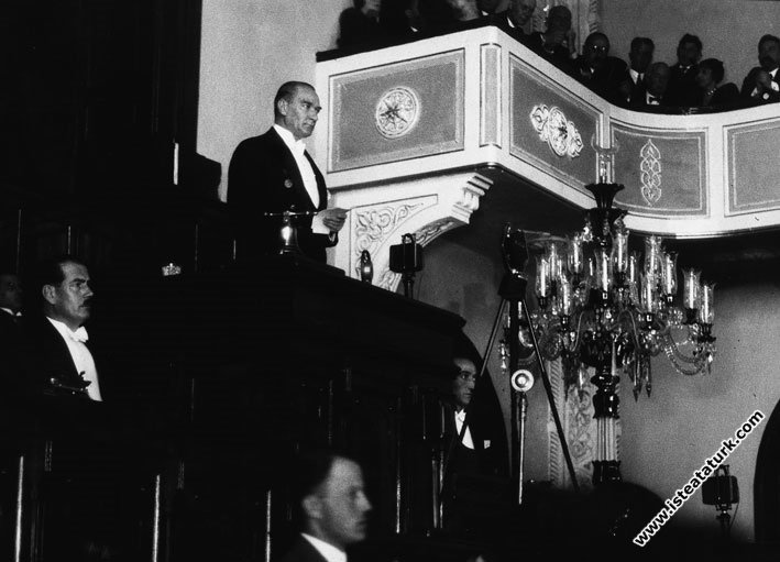 SMEYDAN's tweet photo. "CUMHURİYET KİMSESİZLERİN KİMSESİDİR..." 

Atatürk bu cümleyi 1 Kasım 1928'de TBMM'yi açış konuşmasında kurmuştu.

Atatürk, Emlak ve Eytam Bankası ile ilgili konuşurken öksüzlerin haklarını korumak için alınan önlemlerden söz etmiş ve Cumhuriyet'in üç yıl önce yalnızca 308 bin lira bulabilirken, artık Emlak ve Eytam Bankası'na 6 milyon 220 bin küsur lira aktardığını belirtmişti. Ardından bunun Cumhuriyetin “kimsesizlerin kimsesi” olduğunu yeniden kanıtladığını söylemişti.

Atatürk o sözü tam olarak şöyle söylemişti: 

“Cumhuriyet'in bilhassa kimsesizlerin kimsesi olduğunu yeniden ispat eden bu neticeyi memnuniyetle takdirinize arz ederim.”

İşin ilginç yanı, Atatürk, "Cumhuriyet kimsesizlerin kimsesidir" dediği konuşmasında İzmir Kalecik ve Torbalı depremlerinden de söz ederek "...zelzelelerin hasarından vatandaşlar cesaret ve süratle kalkacak bir kudret gostermişlerdir..." demişti. 

Yani Atatürk, "Cumhuriyet kimsesizlerin kimsesidir" dediği konuşmasında İzmir'den de söz etmişti. 

Bugün "milletin iradesini yok sayıp", hiç yüzü kızarmadan AKP'ye geçen İzmir Büyükşehir Belediye Başkanı Cemil Tugay'ı dinlerken kulaklarıma inanamadım; Tugay, Atatürk'ün bu sözünü AKP'ye uyarladı. Ancak bu sözün AKP ile bir ilgisi yok. Atatürk bu sözü 1 Kasım 1928 Meclis açış konuşmasında söylemişti. Tugay'ı dinlerken, Atatürk'ün bu sözünü söylediği o konuşmasını hatırladım, sizinle de paylaşmak istedim. 

CHP'li seçmenin oyuyla seçilip AKP'ye geçen Tugay'ın bu ayıbına Atatürk'ün bu güzel sözünü de alet etmesi ayrıca rahatsız ediciydi.