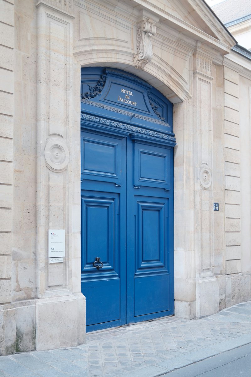 Parisianaes1's tweet photo. Hôtel de Jaucourt, 54 rue des Francs-Bourgeois. 

Pale stone, a worn threshold, and that blue door holding the whole street. https://t.co/r4H2pKzmy3