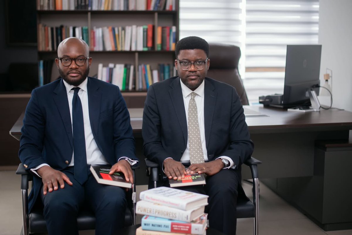 StanysBujakera's tweet photo. « Du changement de la Constitution » : trois économistes dont @matatadandy et @paul_tsasa invitent la #RDC à débattre d'abord de l'État qu'elle veut bâtir

Alors que la RDC se divise sur l'avenir de la Constitution du 18 février 2006, un ouvrage cosigné par Serge M. Maabe, Dandy A. Matata et Jean-Paul K. Tsasa propose de sortir de l'alternative « pour ou contre ». Intitulé « Du changement de la Constitution », le livre est issu de la quatrième série des Ateliers Ishango, organisée à Kinshasa en novembre 2025. 

Ces ateliers portaient sur l'héritage de Hobbes, Montesquieu, Rousseau et Cheikh Anta Diop. Les auteurs qualifient leur démarche de « froide » : elle ne vise, disent-ils, ni à défendre le maintien du texte actuel ni à plaider pour son remplacement.

Leur point de départ est qu'une Constitution « ne produit pas, par elle-même, la prospérité, la démocratie ou la stabilité politique ». Les auteurs s'appuient sur l'économie politique, notamment les travaux de Daron Acemoglu, et sur la théorie des jeux. Ils décrivent la Constitution comme le résultat d'un équilibre entre des forces politiques, né d'un contexte historique précis, et non comme un texte sacré. Ils examinent trois options. La première consiste à garder le texte en améliorant son application. La deuxième est une révision ciblée de certaines dispositions. La troisième est une refondation complète.

Les auteurs ne contestent pas la légitimité juridique de la Constitution de 2006. Ils rappellent toutefois qu'elle est née de la sortie de guerre et de l'Accord global et inclusif de Pretoria. Elle a été élaborée par un Parlement de transition qui n'était pas issu d'élections. Selon eux, plusieurs de ses mécanismes répondaient d'abord à la nécessité d'empêcher la reprise du conflit, plutôt qu'à un projet de développement à long terme.

Le livre dresse aussi un constat politique sans détour. Les auteurs posent comme « invariant » que le choix final ne sera « pas celui de la doctrine, mais celui de la puissance ». Ils estiment que le pouvoir en place a levé toute ambiguïté sur son intention de substituer un nouvel ordre constitutionnel à l'actuel, même si « aucun projet pleinement articulé » n'a encore été présenté. Ils reprochent au camp du changement l'absence d'un « grand récit » qui dépasserait la question de la longévité du chef de l'État. Ils reprochent à une partie de ses adversaires des revirements qui tiennent, selon eux, davantage aux intérêts qu'aux convictions. Ils avertissent enfin qu'une Constitution imposée par une majorité de circonstance risque d'être défaite par la majorité suivante.

La partie la plus engagée de l'ouvrage avance des pistes pour une éventuelle refondation. Les auteurs proposent de dissocier la représentation politique de la base ethnique et de faire du mérite un principe constitutionnel. Ils suggèrent de donner un rôle différencié aux quatre langues nationales à côté du français, et d'associer la jeunesse, principale héritière des choix d'aujourd'hui. Ils proposent aussi de protéger les grandes orientations de développement des changements de majorité. L'ensemble repose sur un concept central : « l'État stratège ». Il s'agit d'un État capable de planifier, de coordonner et de transformer les ressources humaines et naturelles du pays en prospérité partagée.

Le modèle théorique du livre aboutit cependant à des mises en garde. Une élite peut bloquer une révision utile à tous si elle craint que celle-ci ouvre la voie à un changement plus profond. Une clause de verrouillage, comme l'article 220, ne protège réellement que si les règles sont respectées dans les faits. Surtout, une refondation peut produire un État stratège, mais aussi un « État prédateur ou désorganisé » si l'administration et les mécanismes de contrôle ne suivent pas.

En conclusion, les auteurs renversent l'ordre habituel du débat. Il faudrait d'abord définir l'ambition collective et évaluer si l'ordre constitutionnel actuel permet de l'atteindre. #LiveSpaceX #IC
