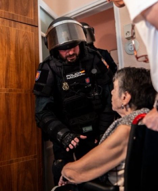 AndrezejSapkow1's tweet photo. - Somos la policía y esto que te vamos a hacer, te va a matar https://t.co/yzKj350Jmc