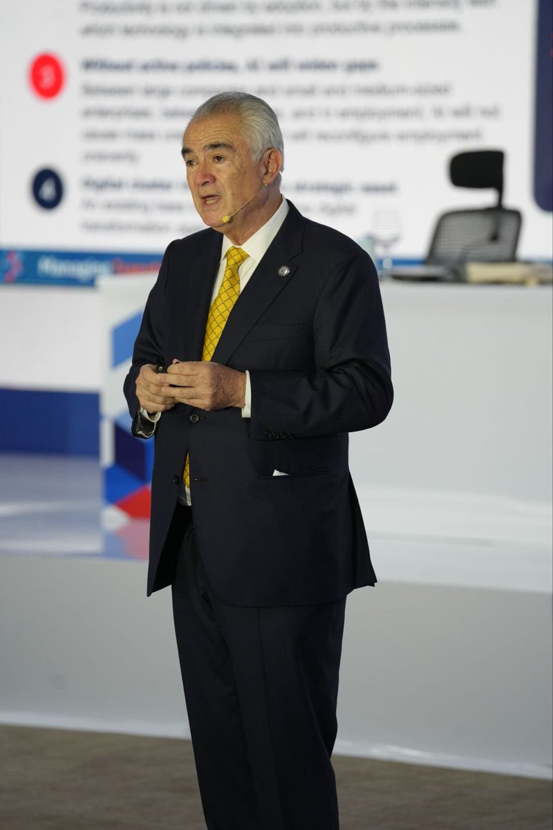 cepal_onu's tweet photo. Secretario Ejecutivo de la #CEPAL @JoseMSalazarX:  🗨️El mundo cambió. Y los países de América Latina y el Caribe tienen muchos activos que el mundo necesita, por los que está compitiendo hoy día y que se han revalorizado en el nuevo contexto geopolítico: energía, alimentos, minerales críticos, biodiversidad, capacidades productivas, talento y más.

🗨️El reto es transformar las oportunidades en desarrollo y en proyección internacional. Esto se puede lograr movilizando los activos que la región tiene. Pero no sucederá espontáneamente, requiere estrategias claras, instituciones fuertes y gobernanza efectiva.
Sigue su presentación del documento de posición del #PSEScepal2026 𝐆𝐞𝐬𝐭𝐢𝐨́𝐧 𝐝𝐞 𝐥𝐚𝐬 𝐭𝐫𝐚𝐧𝐬𝐟𝐨𝐫𝐦𝐚𝐜𝐢𝐨𝐧𝐞𝐬 𝐞𝐧 𝐮𝐧𝐚 𝐞𝐫𝐚 𝐝𝐞 𝐫𝐮𝐩𝐭𝐮𝐫𝐚𝐬 
📺 https://t.co/4JRzmYlaMg