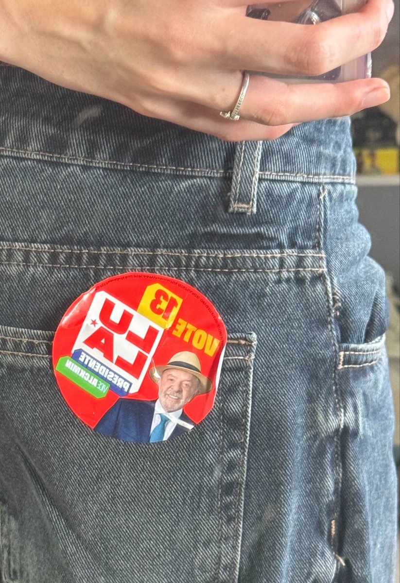 bobragasun's tweet photo. eu tranquila depois de começar a revolução lésbica https://t.co/O4l7dcrw8e