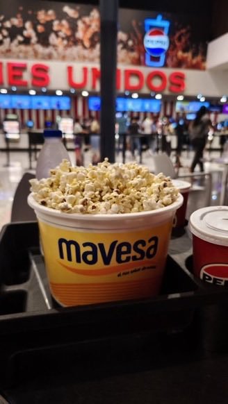EDescarriado's tweet photo. @DiscussingFilm How much does it cost??? This popcorn bucket costs 11 dollars in Venezuela https://t.co/nvpLWl5Kc4