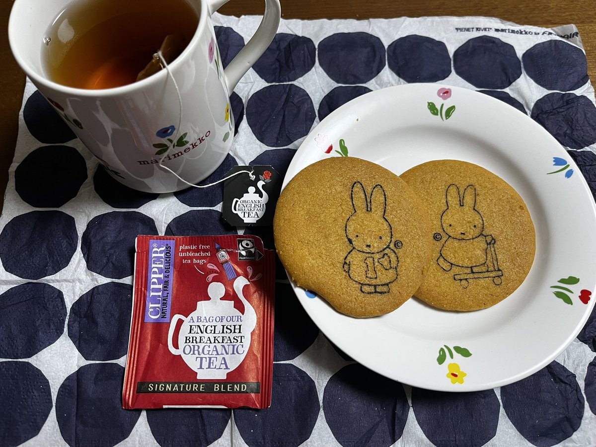 natale1225's tweet photo. オランダのバナナシール。ナショナルカラーのオレンジ色なのが良い。
ユトレヒトのTheoBlomで購入したナインチェクッキー。一枚ずつ絵が違う。
#HOLLAND https://t.co/IJ2IvSUtkg