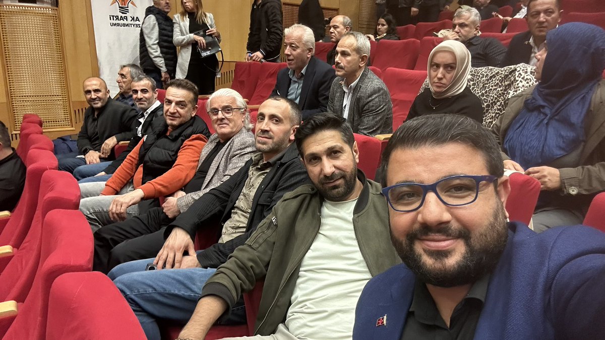 Hamza55148227's tweet photo. İlçe Başkanımızın öncülüğünde, yerel yönetimler gündemli İlçe Danışma Meclisimizi Belediye Başkanımız Sayın Ömer Arısoy’un sunumlarıyla gerçekleştirdik.

İstişarelerimizin ve alınan kararların ilçemiz için hayırlara vesile olmasını diliyorum..
@AKistteskilat @MustafaY_K https://t.co/PgEBhfJBf8