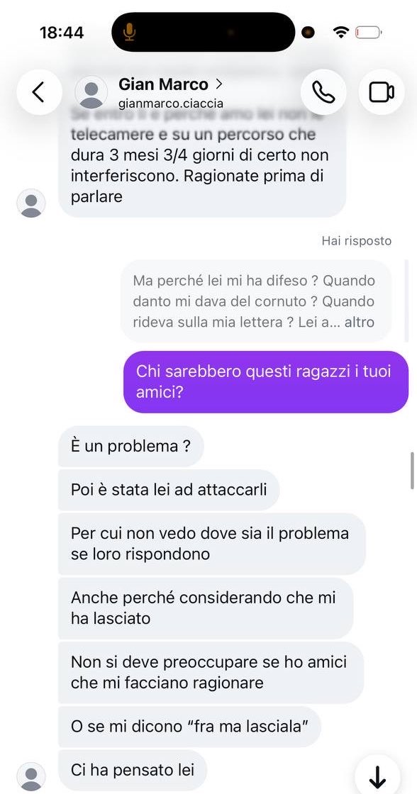 labarbiemorax's tweet photo. FERMI TUTTI FERMI TUTTI 

ma gianmarco, gianpirlo, giancazzo è quello della storia appena fatta o quello che alle 18.44 rispondeva così ai messaggi di una fan di Piera ? 

gianculo la maschera la dovevi far cadere una volta dentro (se proprio dovevi), non già fuori… AIAAAAA @LollomagazineIt 

#gfvip #alepier