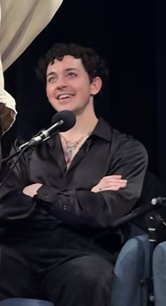 fimb1gbang's tweet photo. get someone that looks at you the way ali looks at lj https://t.co/qHwWkXEF7O