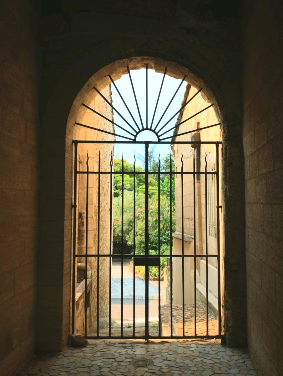 EtwTerp's tweet photo. Rayons et parallèles...
Chartreuse de Villeneuve-Lez-Avignon,
20 juillet 2026
#mathsartist #geometrie #paralleles #rayons #architecture #villeneuvelezavignon
🔶 RV sur Instagram:
📸🖍️MATHS_ARTIST✏️🎨https://t.co/tEfCtfpsk5… https://t.co/PxoKnq6c6s