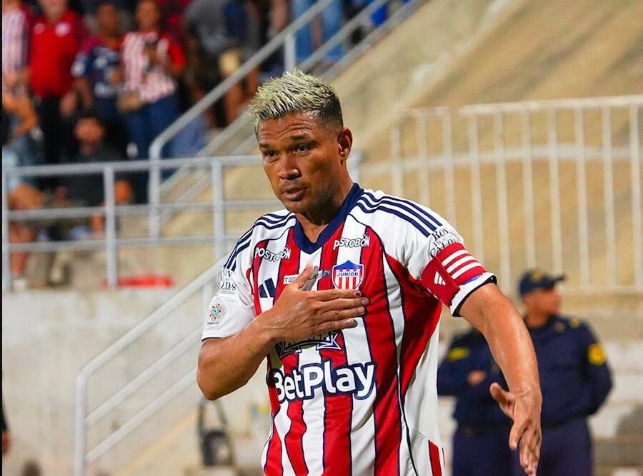 LaTitularcom's tweet photo. ⚠️🦈 "EN ESTE MOMENTO TENGO QUE TOMAR LA BANDERA Y LLEVAR A MI EQUIPO A LAS FINALES, ESTOY RODEADO DE BUENOS JUGADORES"

🎙 Teo Gutiérrez en rueda de prensa ante los medios. https://t.co/NkmIxDeUBr
