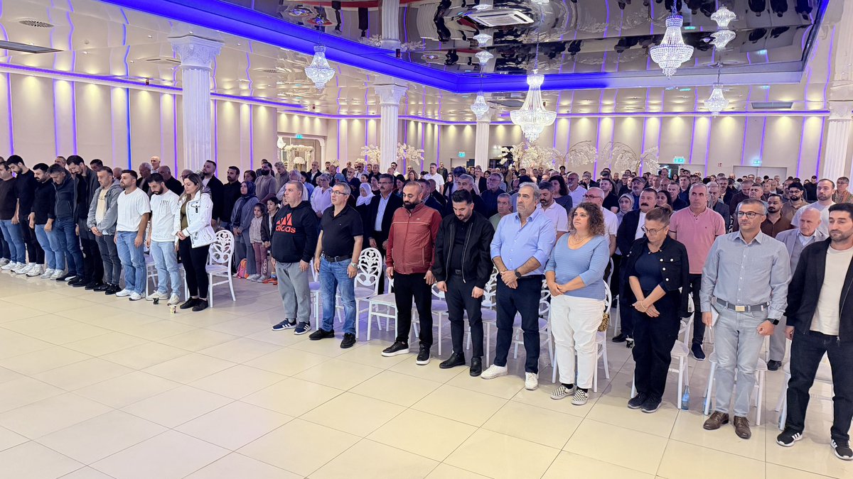 BD_3636's tweet photo. Hanau’da Demokratik Toplum Süreci Toplantısı

📌Almanya’nın Hanau kentinde Demokratik Toplum süreci kapsamında halk toplantısı gerçekleştirildi. Yüzlerce Kürdistanlının katıldığı toplantıda, sürecin mevcut aşaması ve önümüzdeki döneme ilişkin gelişmeler ele alındı. https://t.co/7TWaYZHXlg