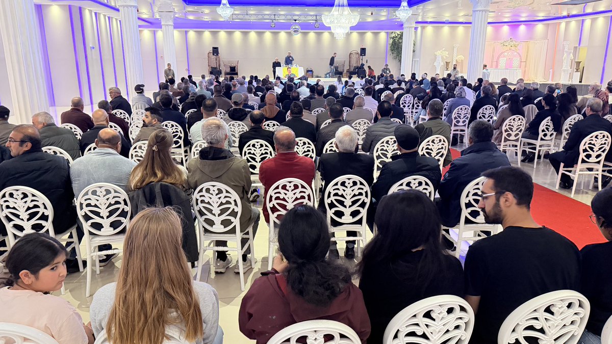 BD_3636's tweet photo. Hanau’da Demokratik Toplum Süreci Toplantısı

📌Almanya’nın Hanau kentinde Demokratik Toplum süreci kapsamında halk toplantısı gerçekleştirildi. Yüzlerce Kürdistanlının katıldığı toplantıda, sürecin mevcut aşaması ve önümüzdeki döneme ilişkin gelişmeler ele alındı. https://t.co/7TWaYZHXlg